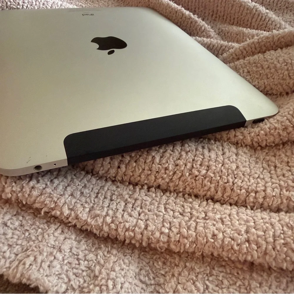 Old School Apple iPad - 16G